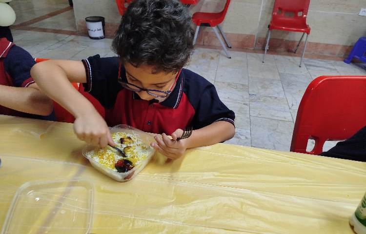 توزیع ناهار 8