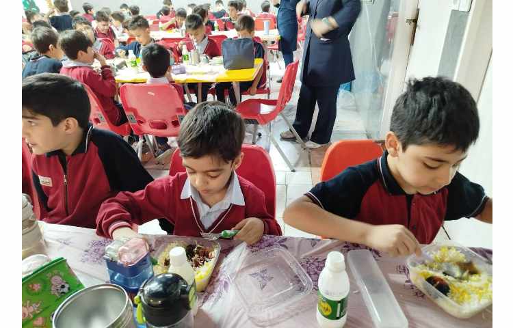 توزیع ناهار 8