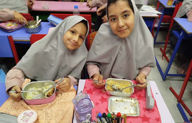 توزیع وعده غذایی ناهار 1