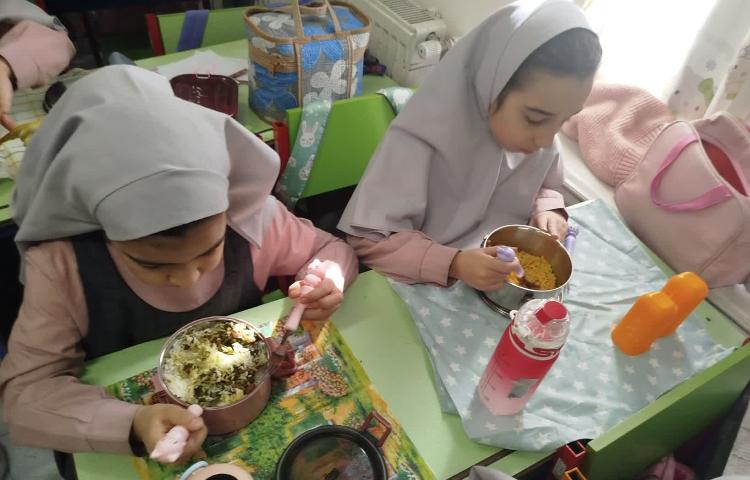 توزیع وعده غذایی ناهار 3