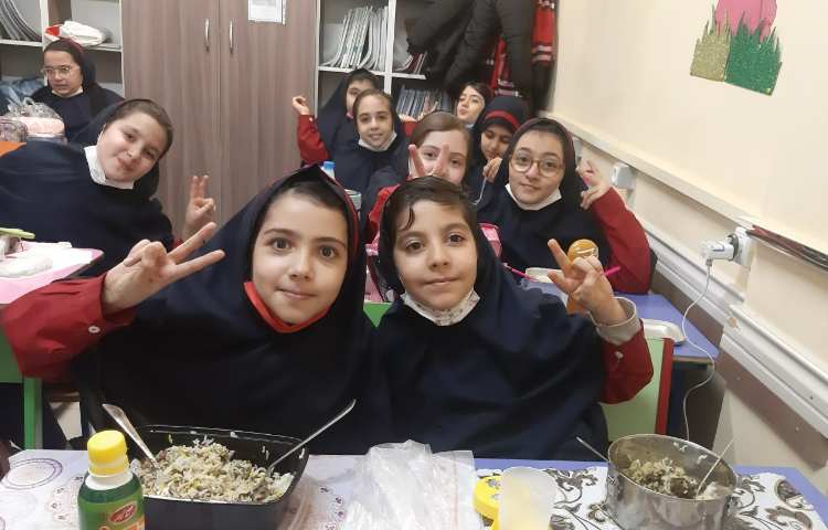 توزیع وعده غذایی 4