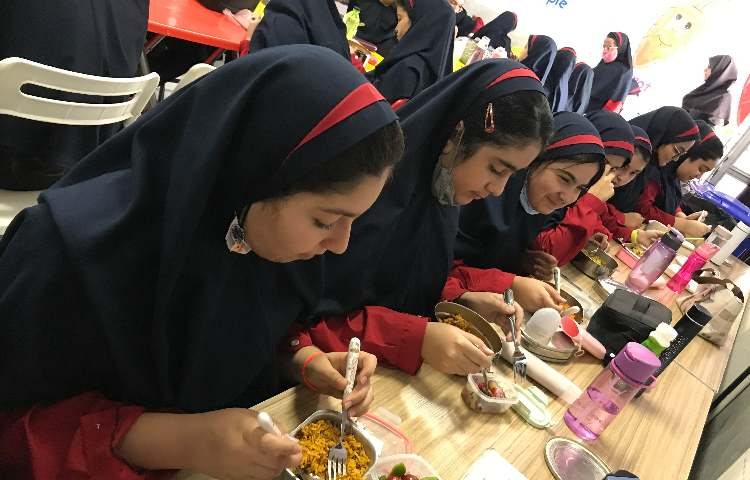 توزیع وعده غذایی