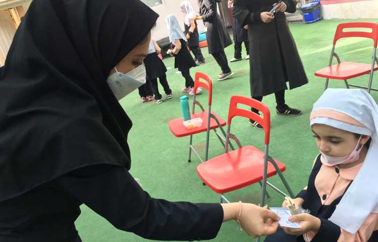 توزیع کارت سلامت به دانش آموزانی که خوراکی مفید دارند