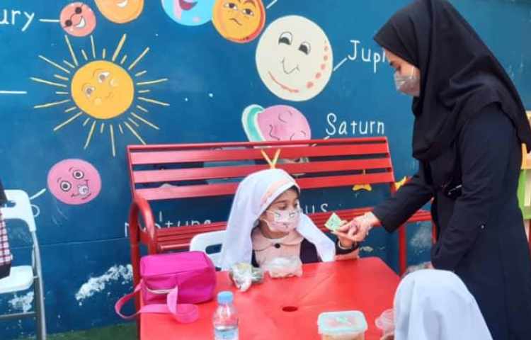 توزیع کارت سلامت به دانش اموزانی که خوراکی مفید داشتند 1