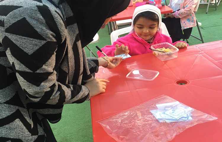 توزیع کارت سلامت به دانش اموزانی که خوراکی مفید داشتند