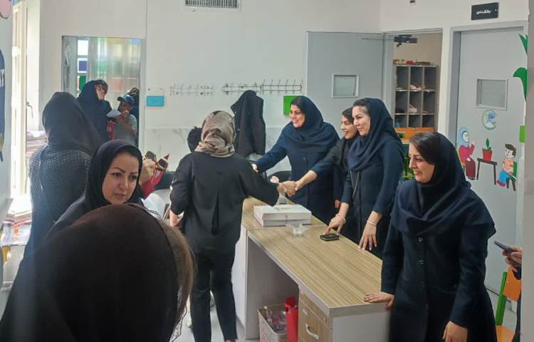 توزیع کارنامه پایان ترم دانش آموزان 14