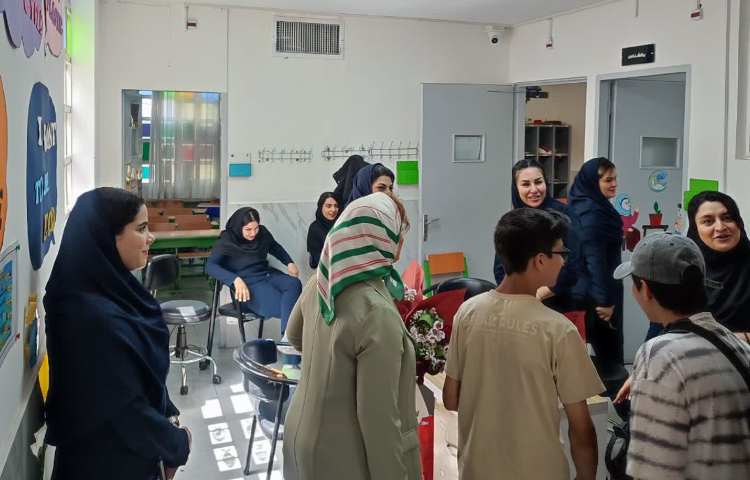 توزیع کارنامه پایان ترم دانش آموزان 20