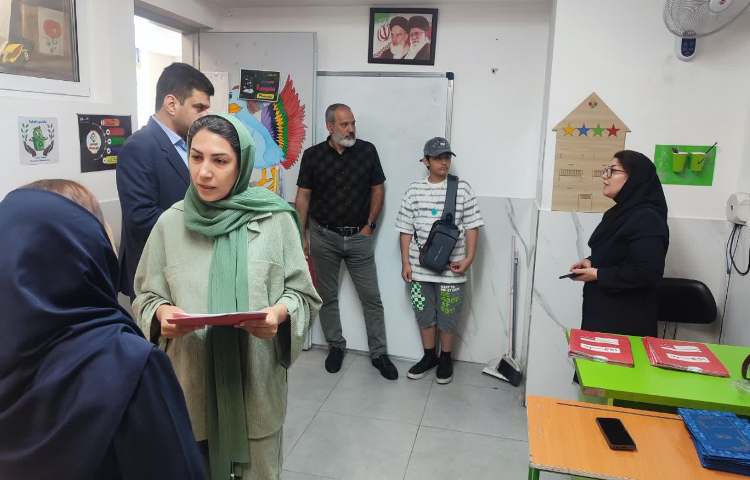 توزیع کارنامه پایان ترم دانش آموزان 23
