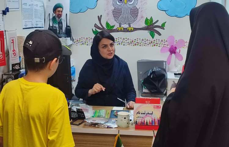 توزیع کارنامه پایان ترم دانش آموزان 3