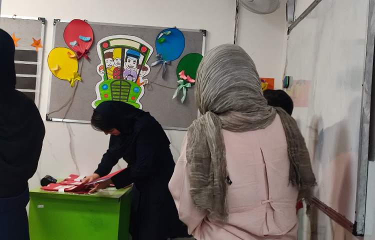 توزیع کارنامه پایان ترم دانش آموزان 7
