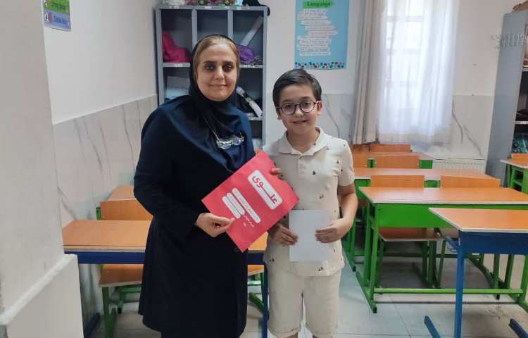 توزیع کارنامه پایان ترم دانش آموزان 8