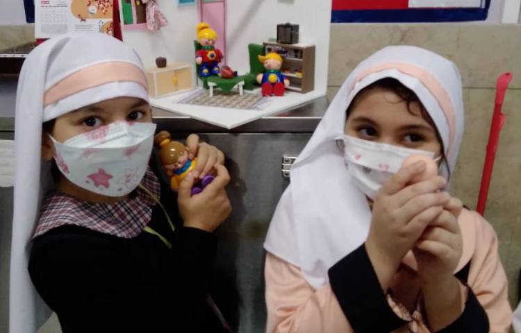 توضیح نگاره ی " 1 " توسط دانش آموزان با ماکت ساخته شده در کلاس 1