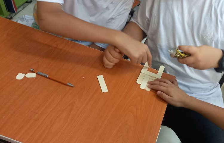 تکمیل سازه‌ی ماشین چوبی و آغاز ساخت قایق 1