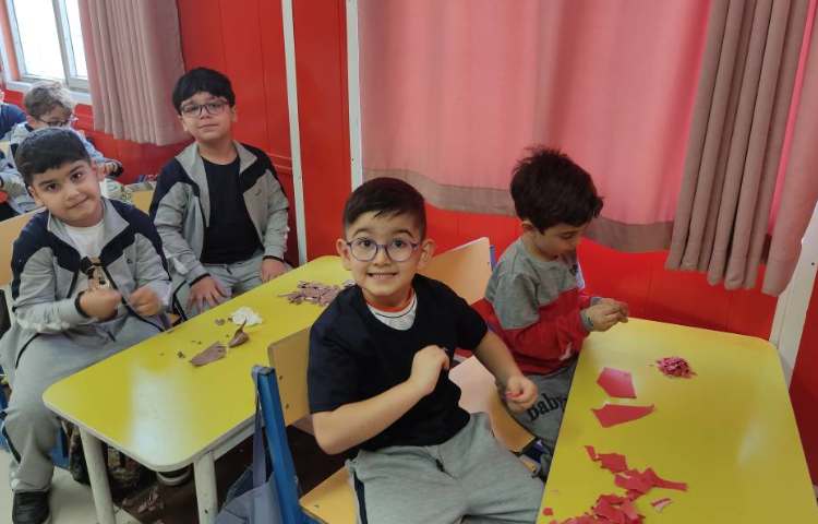 تکنیک تکه چسبانی با استفاده از خرده کاغذ 1