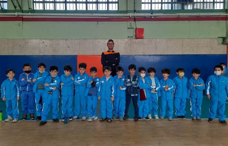 :تیم قاصدک قهرمان مسابقه طناب کشی