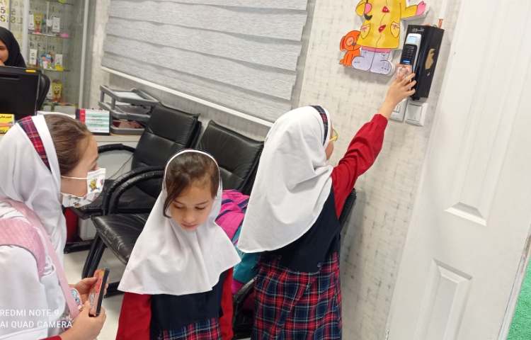 ثبت کارت تردد هنگام ورود و خروج دانش آموزان 2