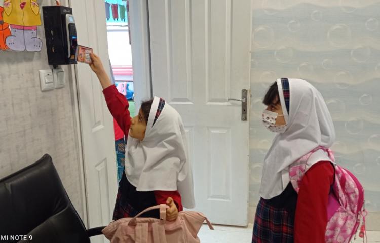 ثبت کارت تردد هنگام ورود و خروج دانش آموزان