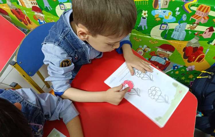 جزوه‌ی هوش ،با ترکیب رنگ سفید و قرمز رنگ صورتی درست شد. 3