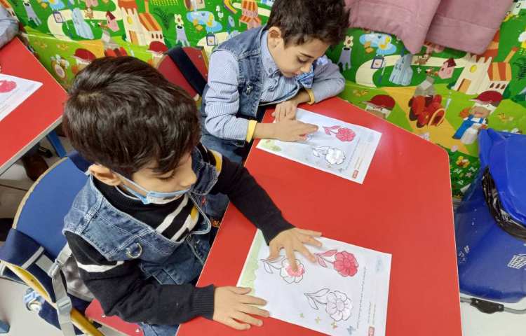 جزوه‌ی هوش ،با ترکیب رنگ سفید و قرمز رنگ صورتی درست شد. 4