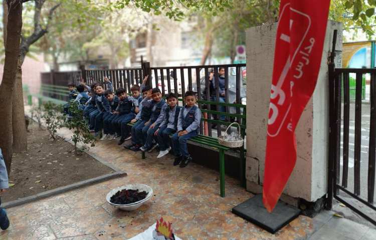 جشن آذرگان دانش آموزان سیب زمینی درست کردند و نوش جان کردند. 1