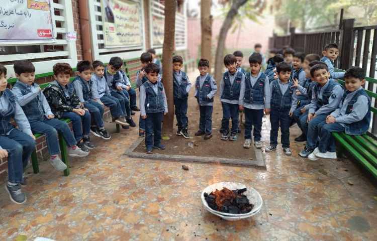 جشن آذرگان دانش آموزان سیب زمینی درست کردند و نوش جان کردند.