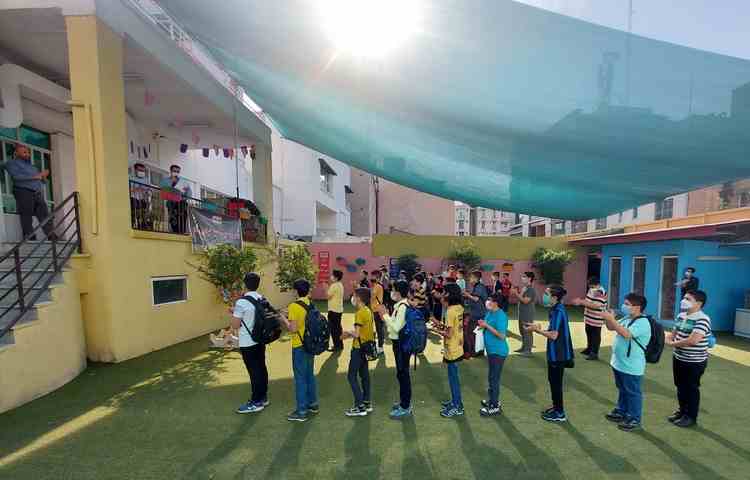 جشن آشنایی با مدرسه دانش آموزان پایه هفتم 6