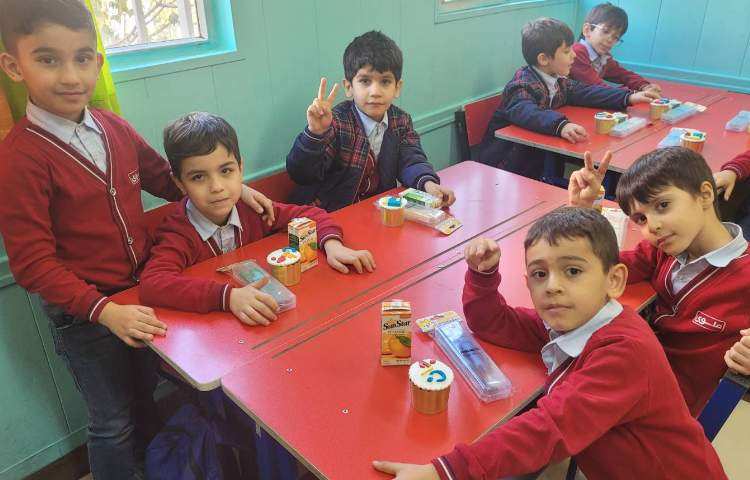 جشن اسم آقای رادین،با تشکر از خانواده ی عزیز هدایت