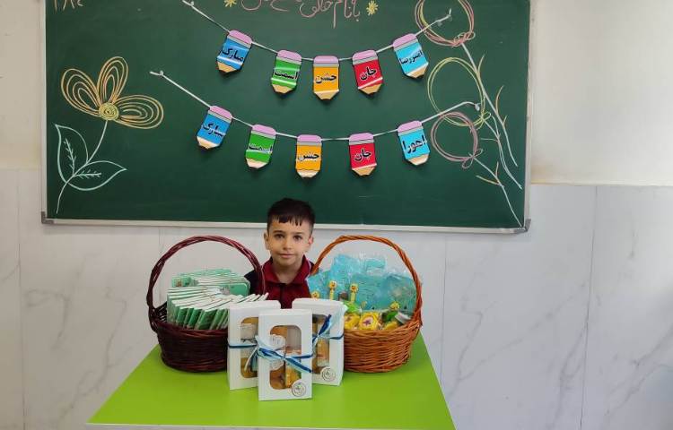 جشن اسم ( امیررضا، اهورا) در کلاس برگزار شد. 5