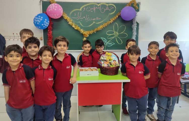 جشن اسم ( محمدرضا،امین) در کلاس برگزار شد. 5