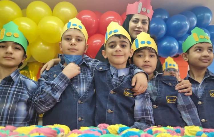 جشن با شکوه یادگیری عدد 100 دانش آموزان پایه دوم 1