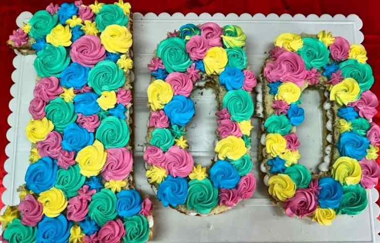 جشن با شکوه یادگیری عدد 100 دانش آموزان پایه دوم 3