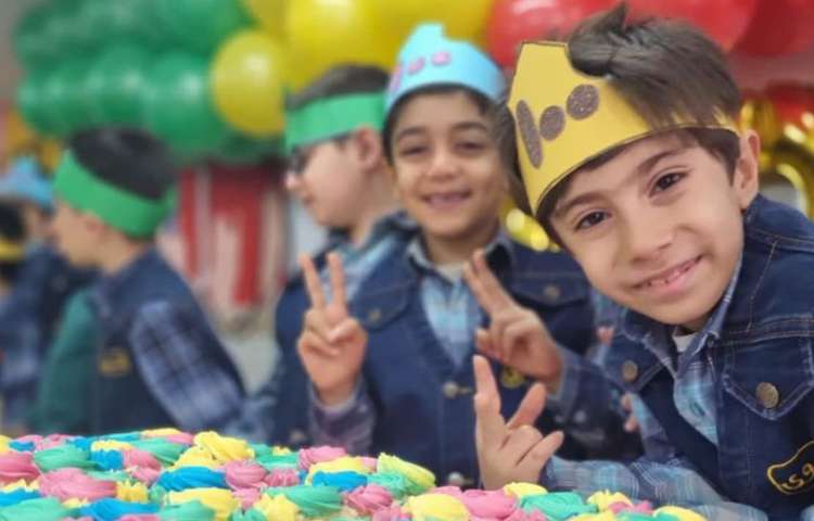 جشن با شکوه یادگیری عدد 100 دانش آموزان پایه دوم 4