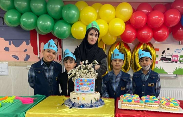 جشن با شکوه 100 دانش آموزان پایه دوم دبستان 5