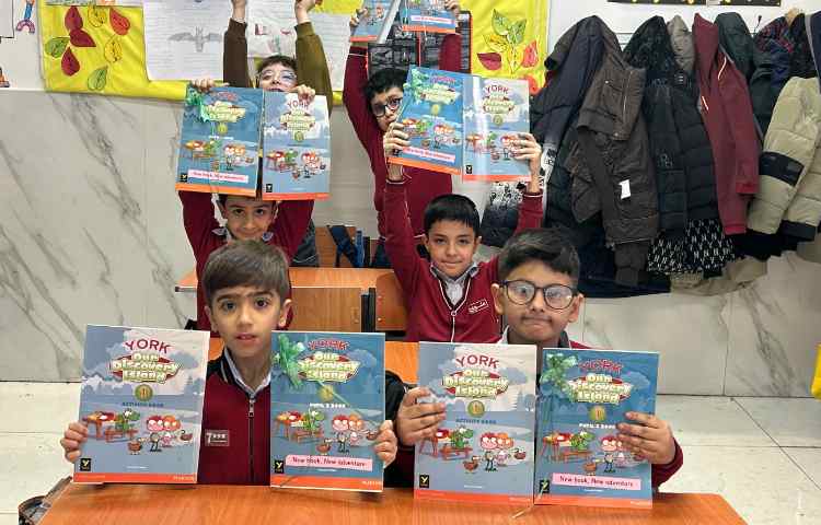 جشنِ تحویل کتاب‌های Our Discovery Island 1 و پایان کتاب ALV Phonics 3 1