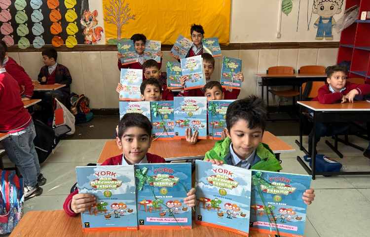 جشنِ تحویل کتاب‌های Our Discovery Island 1 و پایان کتاب ALV Phonics 3 3