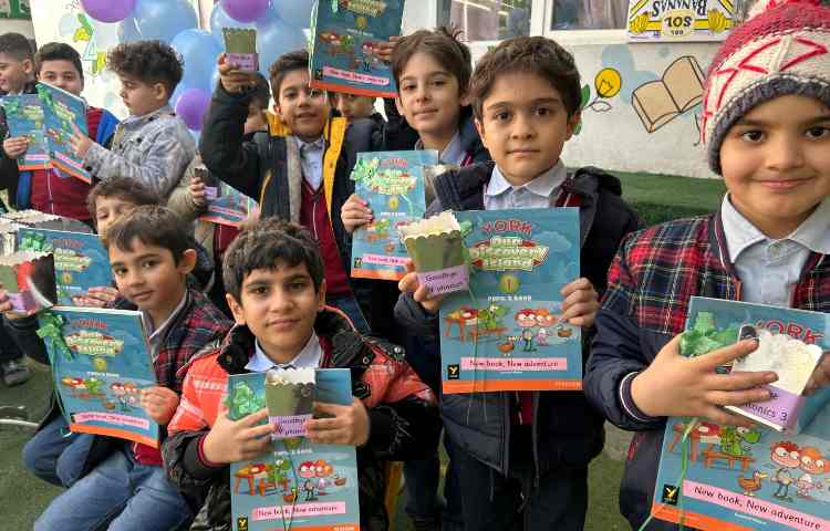 جشنِ تحویل کتاب‌های Our Discovery Island 1 و پایان کتاب ALV Phonics 3 4