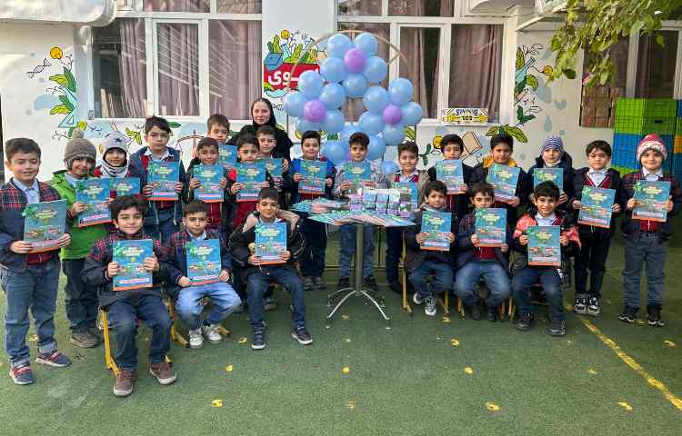 جشنِ تحویل کتاب‌های Our Discovery Island 1 و پایان کتاب ALV Phonics 3 8