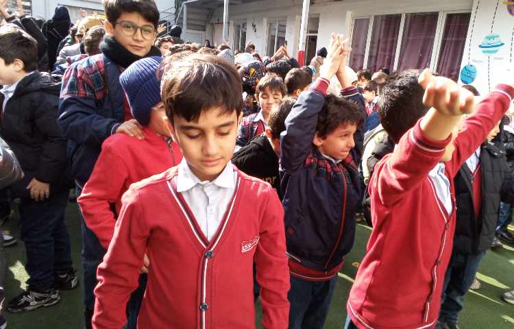 جشن مبعث و تجلیل از برگزیدگان مسابقات ورزشی و نقاشی منطقه 11 14