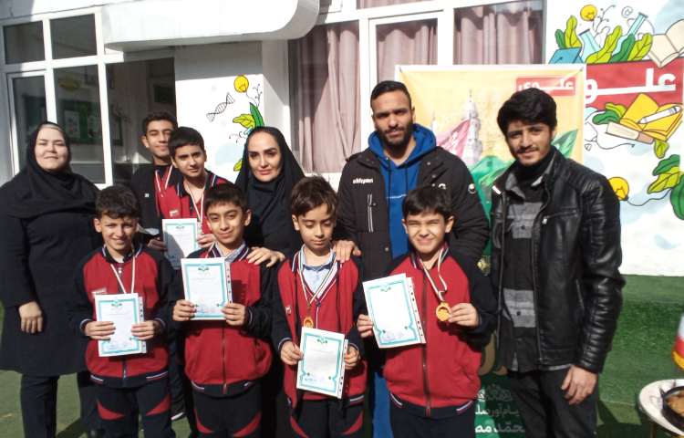 جشن مبعث و تجلیل از برگزیدگان مسابقات ورزشی و نقاشی منطقه 11 7