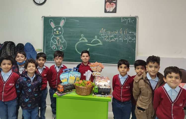 جشن نشانه (خ) درس فارسی درکلاس اجرا شد. 2