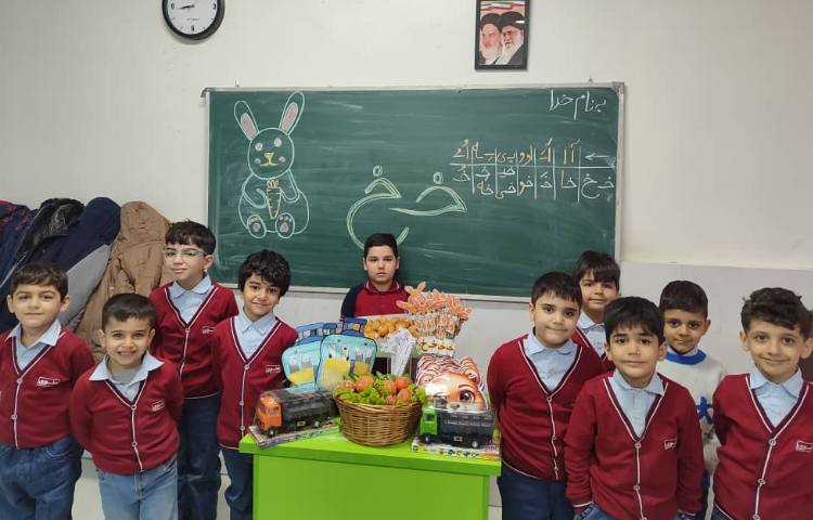 جشن نشانه (خ) درس فارسی درکلاس اجرا شد. 4