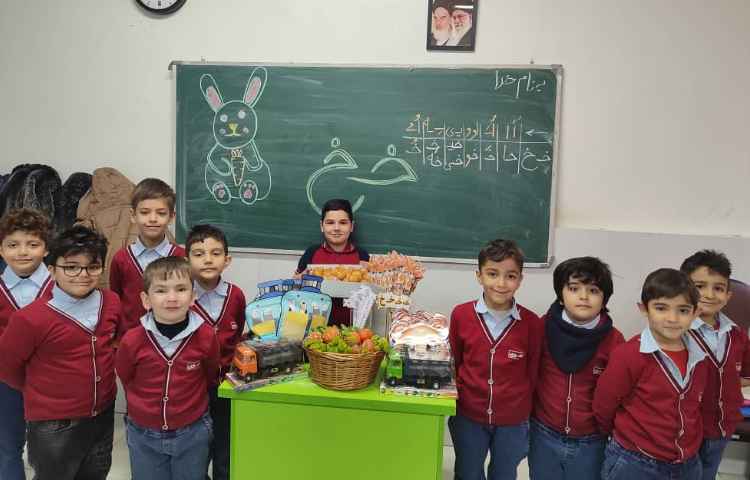 جشن نشانه (خ) درس فارسی درکلاس اجرا شد. 5