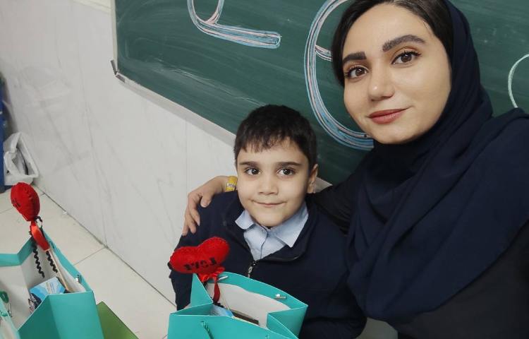 جشن نشانه ( ق) درس فارسی درکلاس برگزارشد. 2