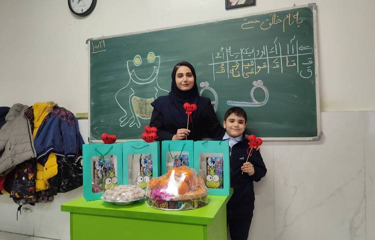 جشن نشانه ( ق) درس فارسی درکلاس برگزارشد. 3