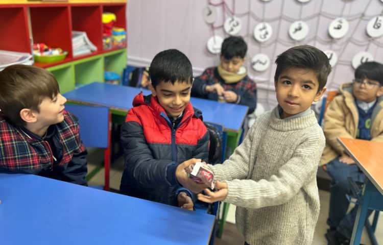 جشن نشانه های ( چ ، ژ ) در کلاس توت فرنگی 4