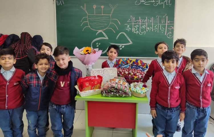 جشن نشانه ( چ) درس چراگاه فارسی درکلاس برگزار شد. 4