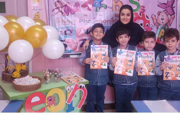 جشن ورود به کتاب جدید و دادن جایزه به دانش آموزان و پذیرایی از پسران گل 1