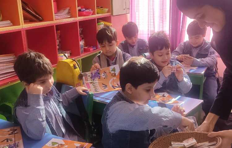 جشن ورود به کتاب جدید و دادن جایزه به دانش آموزان و پذیرایی از پسران گل 3