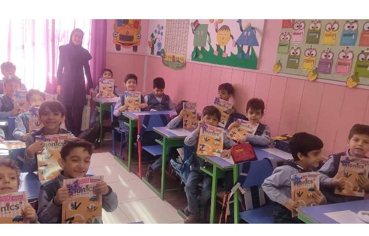 جشن ورود به کتاب جدید و دادن جایزه به دانش آموزان و پذیرایی از پسران گل 4