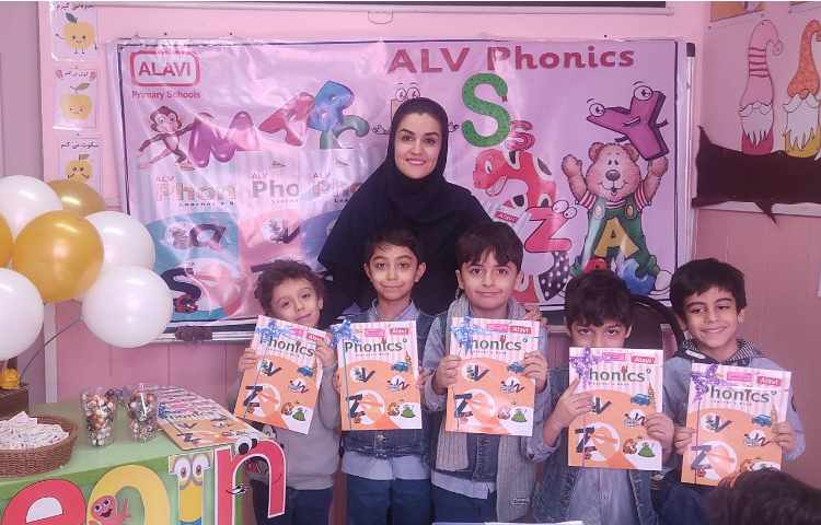 جشن ورود به کتاب جدید و دادن جایزه به دانش آموزان و پذیرایی از پسران گل 5